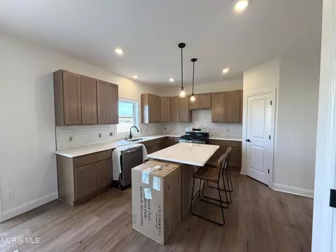 Kitchen - 1396 Thomas Ln, Waterville, OH 43566 photo 1 of 2