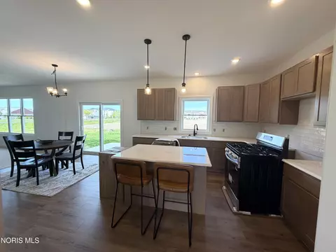 Kitchen - 1396 Thomas Ln, Waterville, OH 43566 photo 2 of 2