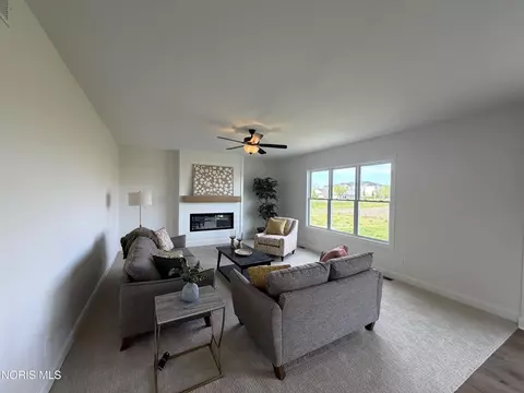 Living - 1396 Thomas Ln, Waterville, OH 43566 photo 2 of 4