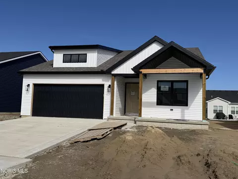 5033 Easton Dr, Oregon, OH 43616