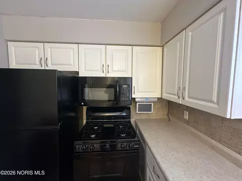 Kitchen - 4039 Hill Ave, Toledo, OH 43607 photo 1 of 3