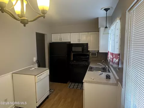 Kitchen - 4039 Hill Ave, Toledo, OH 43607 photo 2 of 3