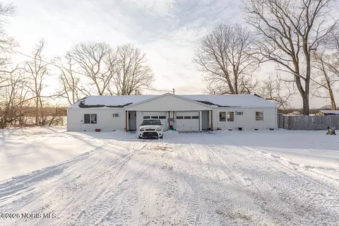 18133 Fostoria Rd, Pemberville, OH 43450