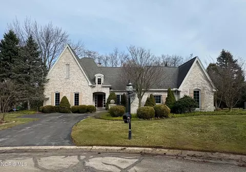 15 Stableside Rd, Ottawa Hills, OH 43615