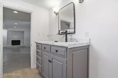 Bath - 239 Edith Ave, Findlay, OH 45840 photo 2 of 5