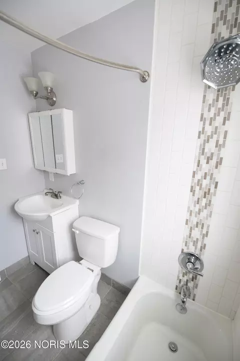 Bath - 540 Clifton Blvd, Toledo, OH 43607 photo 3 of 7