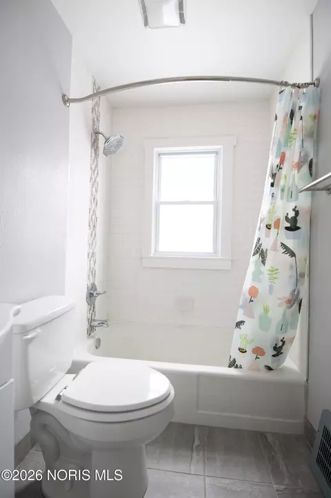 Bath - 540 Clifton Blvd, Toledo, OH 43607 photo 1 of 7