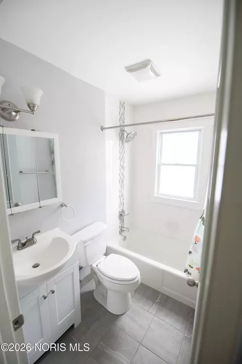Bath - 540 Clifton Blvd, Toledo, OH 43607 photo 4 of 7
