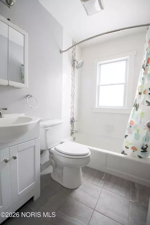 Bath - 540 Clifton Blvd, Toledo, OH 43607 photo 2 of 7