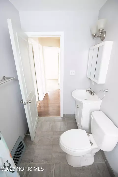 Bath - 540 Clifton Blvd, Toledo, OH 43607 photo 5 of 7