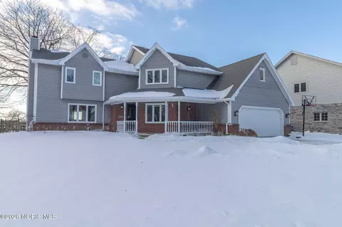 1308 Oaktree Ct, Oregon, OH 43616