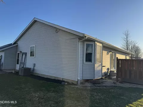 902 E Church St, West Unity, OH 43570 photo 4