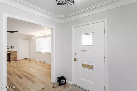 Entry Way - 1021 Richards Rd, Toledo, OH 43607 photo 2 of 2
