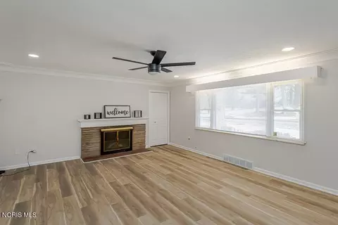Living - 1021 Richards Rd, Toledo, OH 43607 photo 3 of 6