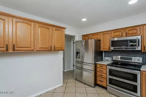 Kitchen - 1021 Richards Rd, Toledo, OH 43607 photo 5 of 6