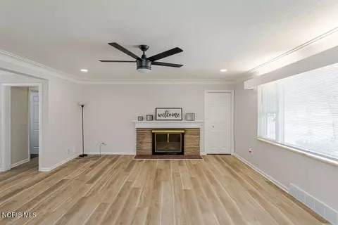 Living - 1021 Richards Rd, Toledo, OH 43607 photo 2 of 6