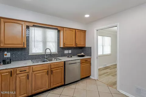 Kitchen - 1021 Richards Rd, Toledo, OH 43607 photo 4 of 6