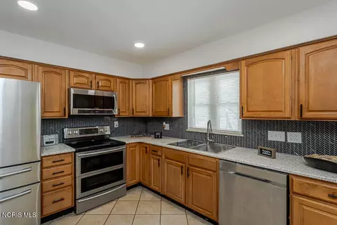 Kitchen - 1021 Richards Rd, Toledo, OH 43607 photo 2 of 6
