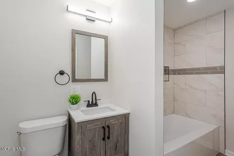 Bath - 1021 Richards Rd, Toledo, OH 43607 photo 1 of 6