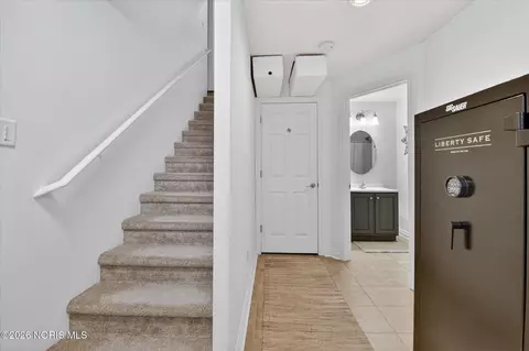 Entry Way - 1171 Apache Dr, Wauseon, OH 43567 photo 7 of 11