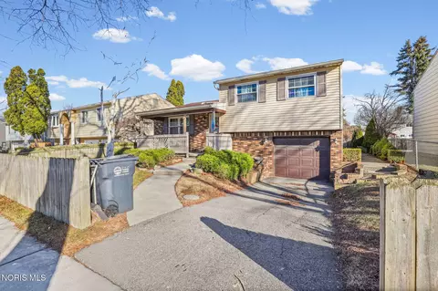 1945 Grimes Golden Dr, Toledo, OH 43611