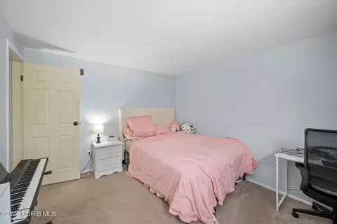 Bedroom - 3906 Farmbrook Dr, Sylvania, OH 43560 photo 4 of 6