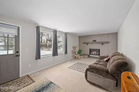 Living - 3906 Farmbrook Dr, Sylvania, OH 43560 photo 4 of 7