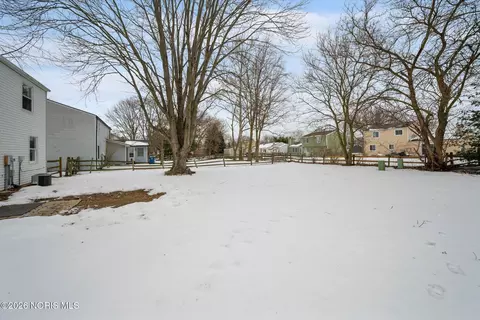 Exterior - 3906 Farmbrook Dr, Sylvania, OH 43560 photo 9 of 10