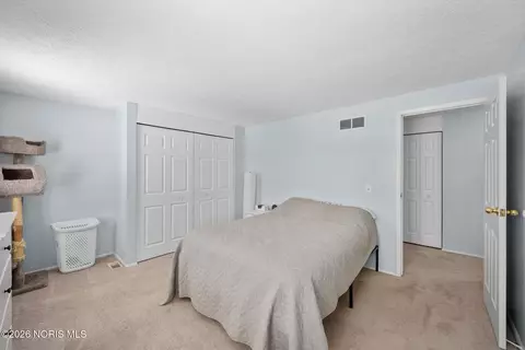 Bedroom - 3906 Farmbrook Dr, Sylvania, OH 43560 photo 2 of 6