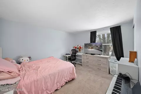Bedroom - 3906 Farmbrook Dr, Sylvania, OH 43560 photo 3 of 6