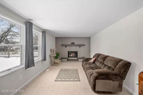 Living - 3906 Farmbrook Dr, Sylvania, OH 43560 photo 5 of 7