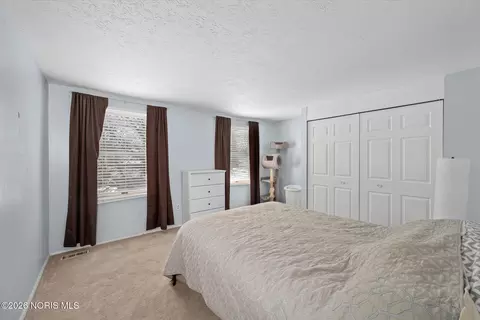 Bedroom - 3906 Farmbrook Dr, Sylvania, OH 43560 photo 1 of 6