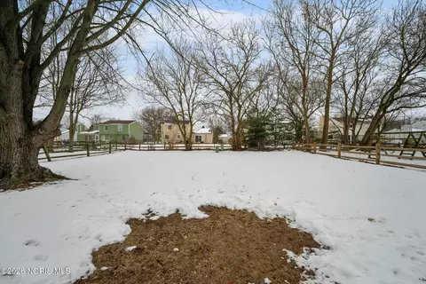 Exterior - 3906 Farmbrook Dr, Sylvania, OH 43560 photo 10 of 10