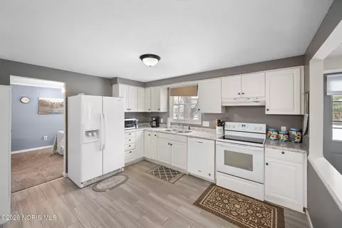 Kitchen - 3906 Farmbrook Dr, Sylvania, OH 43560 photo 2 of 3