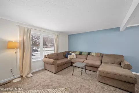 Living - 3906 Farmbrook Dr, Sylvania, OH 43560 photo 2 of 7