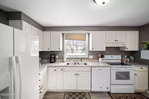 Kitchen - 3906 Farmbrook Dr, Sylvania, OH 43560 photo 3 of 3