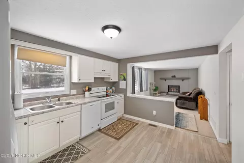 Kitchen - 3906 Farmbrook Dr, Sylvania, OH 43560 photo 1 of 3