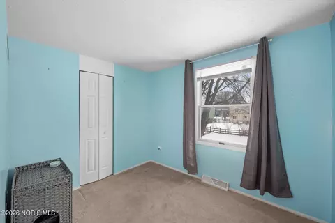 Bedroom - 3906 Farmbrook Dr, Sylvania, OH 43560 photo 5 of 6