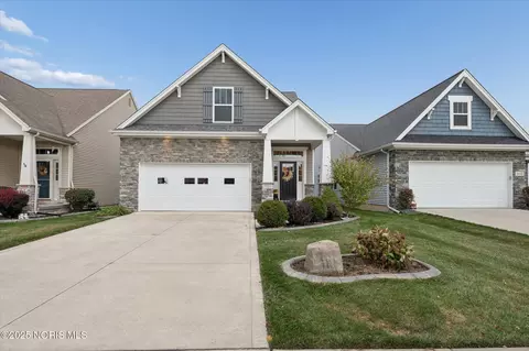 8904 N Park Lake Cir, Sylvania, OH 43560