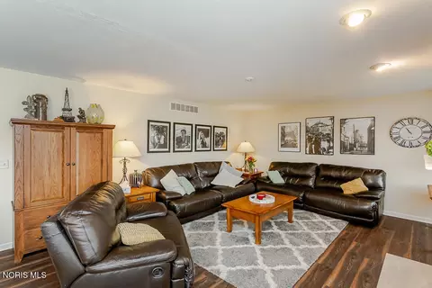 Living - 123 Rivers Edge Ln, Upper Sandusky, OH 43351 photo 5 of 7