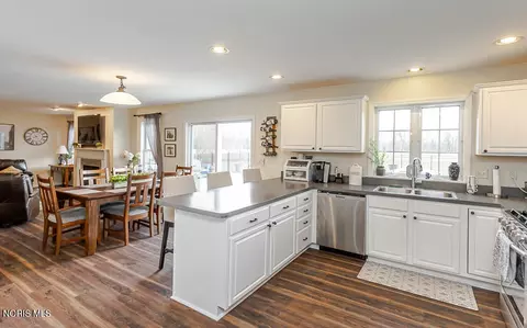 Kitchen - 123 Rivers Edge Ln, Upper Sandusky, OH 43351 photo 7 of 8