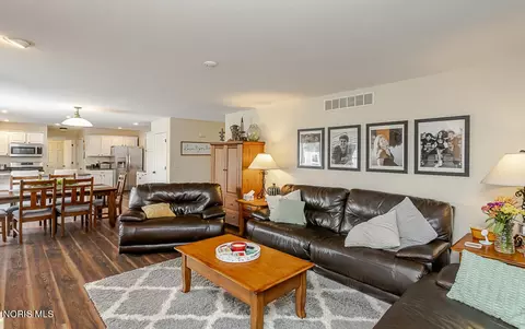 Living - 123 Rivers Edge Ln, Upper Sandusky, OH 43351 photo 6 of 7