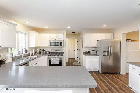 Kitchen - 123 Rivers Edge Ln, Upper Sandusky, OH 43351 photo 2 of 8