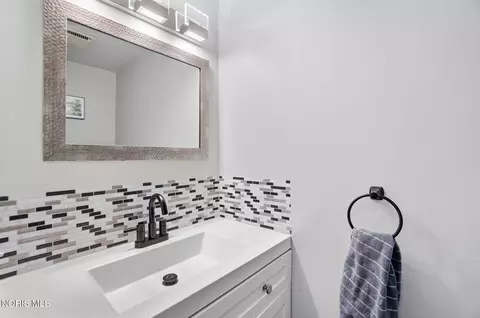 Bath - 357 Wrexham Ln #101, Maumee, OH 43537 photo 1 of 5