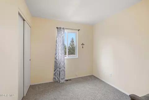 Bedroom - 357 Wrexham Ln #101, Maumee, OH 43537 photo 6 of 7