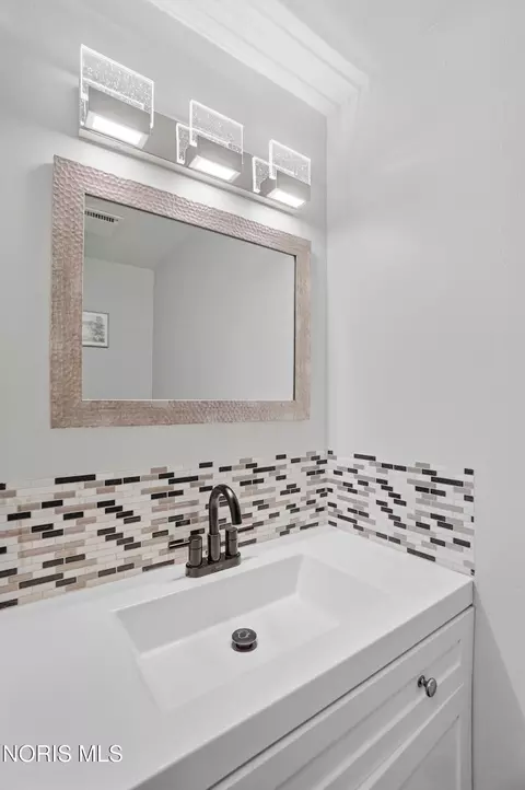 Bath - 357 Wrexham Ln #101, Maumee, OH 43537 photo 2 of 5