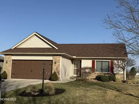 318 Country Meadows Dr, Oak Harbor, OH 43449
