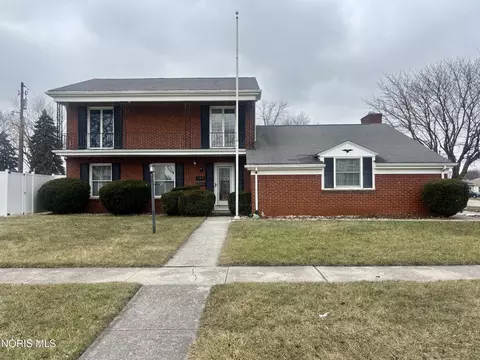 240 Ponderosa Dr, Oregon, OH 43616