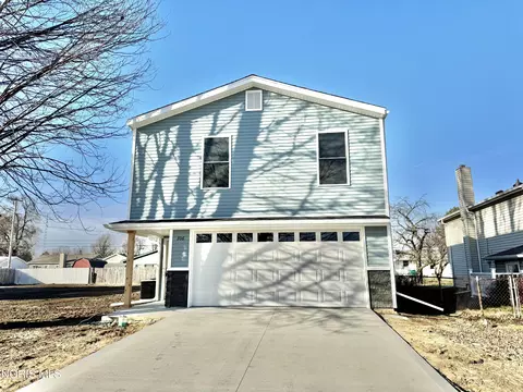 306 Dillrose Dr, Northwood, OH 43619