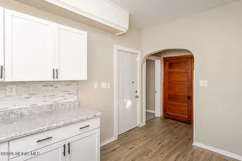 Entry Way - 933 Waverly Ave, Toledo, OH 43607 photo 3 of 4